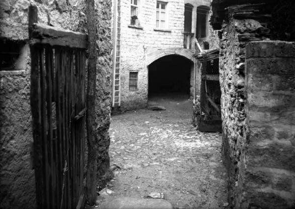 prestine_1959_casanobili_cortile_vicolodiaccesso.jpg